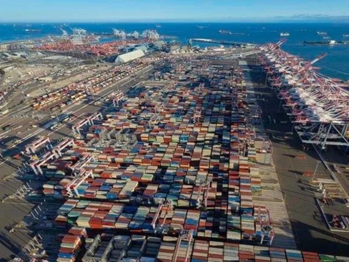 ميناء لوس أنجلوس يتوقع طفرة في الشحنات بعد إلغاء المحكمة رسوم ترامب الجمركية