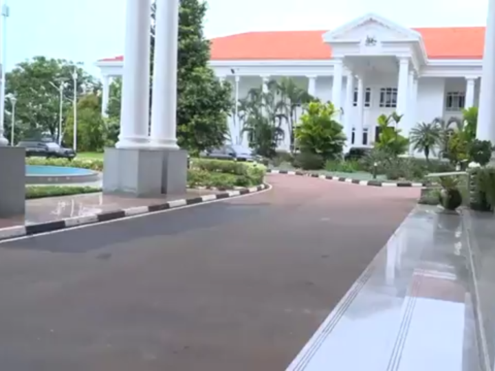 أول تحرك دبلوماسي له خارج السودان منذ أشهر.. قائد “قوات الدعم السريع” يزور أوغندا (صور + فيديو)