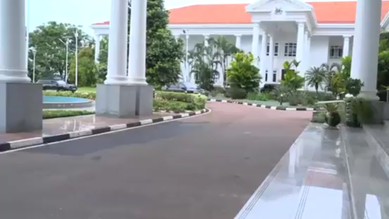 أول تحرك دبلوماسي له خارج السودان منذ أشهر.. قائد “قوات الدعم السريع” يزور أوغندا (صور + فيديو)