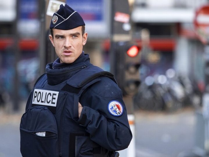 إجلاء السكان من العديد من المباني في باريس بسبب تهديد بتفجيرات وبرج إيفل يرفض الإخلاء