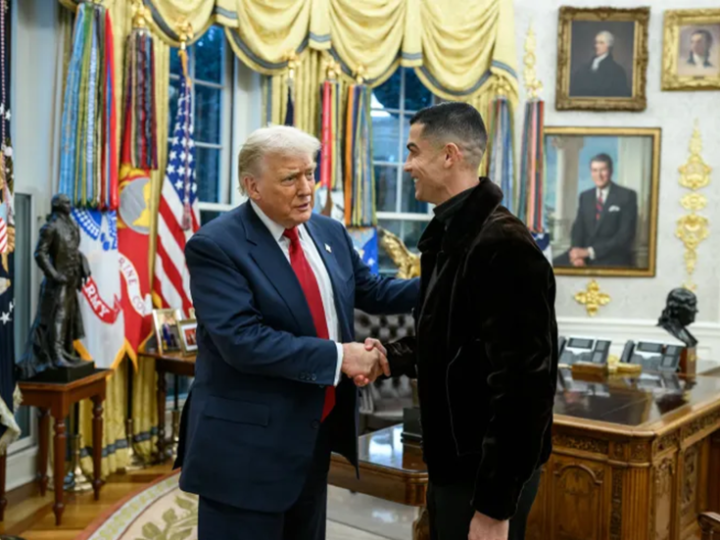 شاهد.. ترامب ينشر فيديو بتقنية الذكاء الاصطناعي وهو يلعب كرة القدم مع الدون في البيت الأبيض