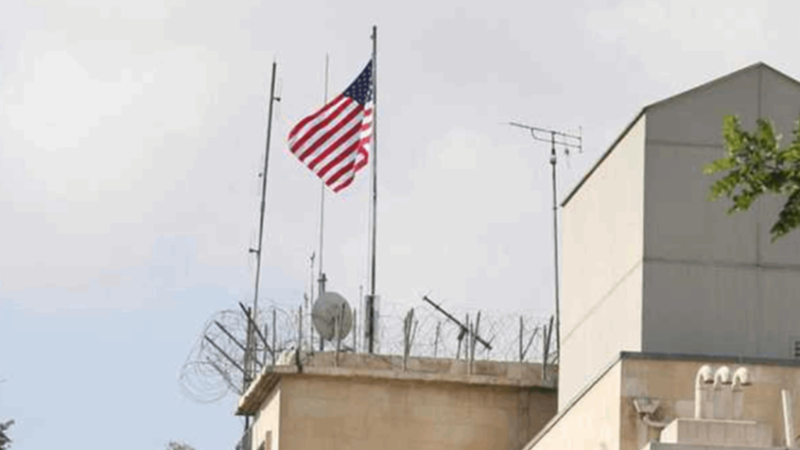 “أسوشيتد برس”: إدارة ترامب أبلغت الكونغرس بعزمها إعادة افتتاح السفارة الأمريكية في دمشق