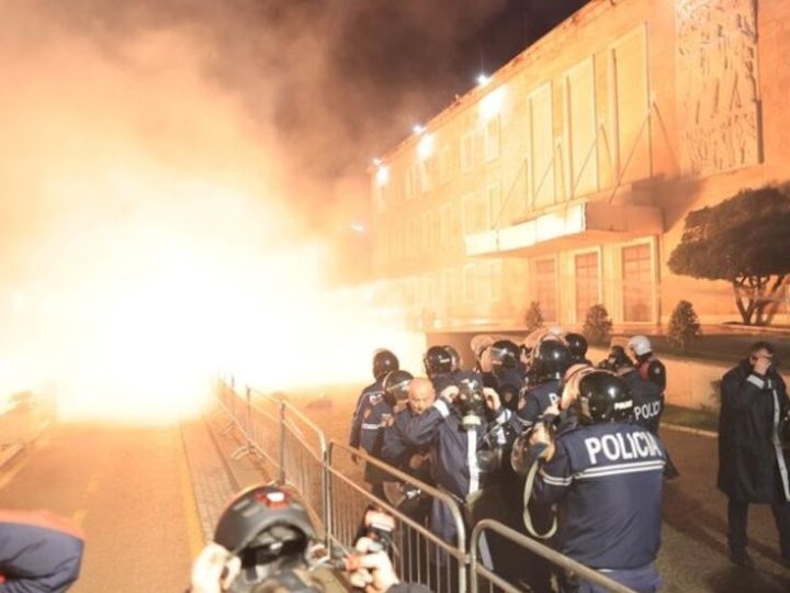 اشتباكات عنيفة في عاصمة ألبانيا بين متظاهرين والشرطة خلال احتجاجات مناهضة للفساد