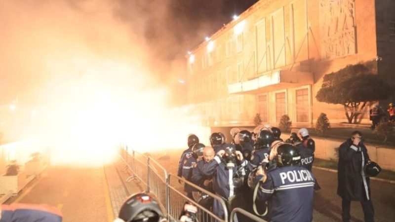 اشتباكات عنيفة في عاصمة ألبانيا بين متظاهرين والشرطة خلال احتجاجات مناهضة للفساد