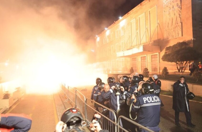 اشتباكات عنيفة في عاصمة ألبانيا بين متظاهرين والشرطة خلال احتجاجات مناهضة للفساد