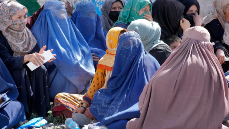 أفغانستان.. طالبان تشرع ضرب الزوجات والأطفال “دون كسور” في قانون جنائي جديد