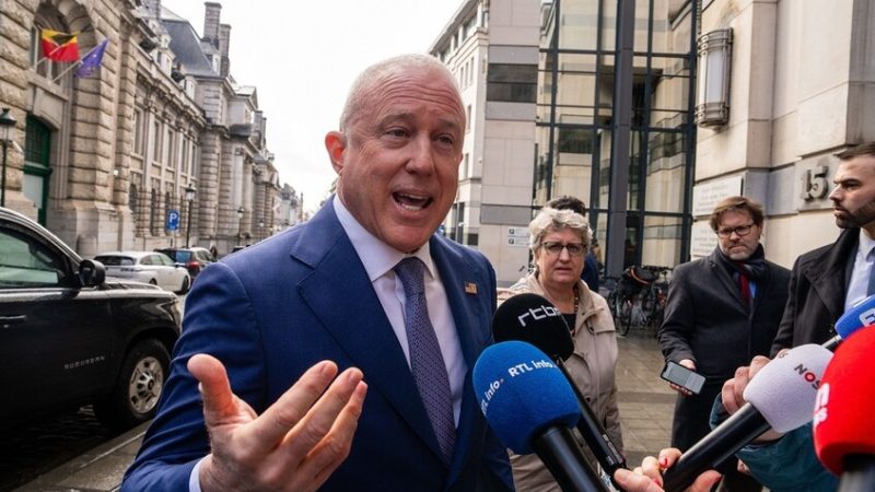 سفير أمريكي يدافع عن عمليات الختان بدولة أوروبية ويفجر أزمة دبلوماسية