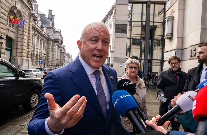 سفير أمريكي يدافع عن عمليات الختان بدولة أوروبية ويفجر أزمة دبلوماسية