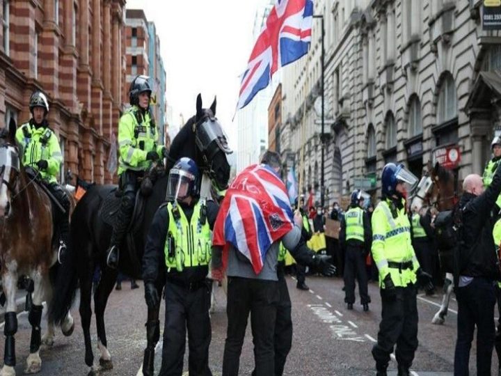 بريطانيا.. آلاف الأشخاص يتظاهرون ضد الهجرة في مانشستر واعتقالات وسط المشاركين (فيديوهات)