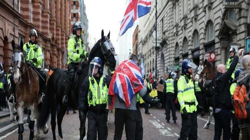 بريطانيا.. آلاف الأشخاص يتظاهرون ضد الهجرة في مانشستر واعتقالات وسط المشاركين (فيديوهات)