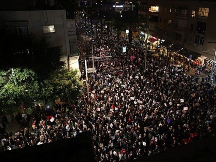 مئات الإسرائيليين يتظاهرون في تل أبيب ضد سياسات الاحتلال وفشل 7 أكتوبر