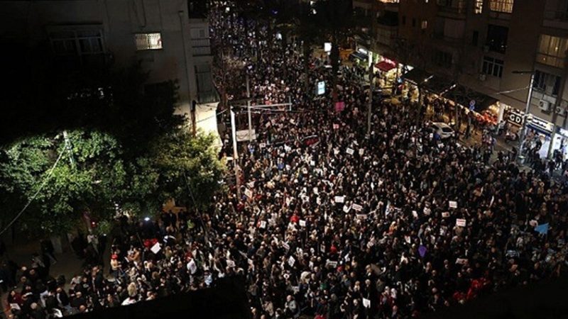 مئات الإسرائيليين يتظاهرون في تل أبيب ضد سياسات الاحتلال وفشل 7 أكتوبر