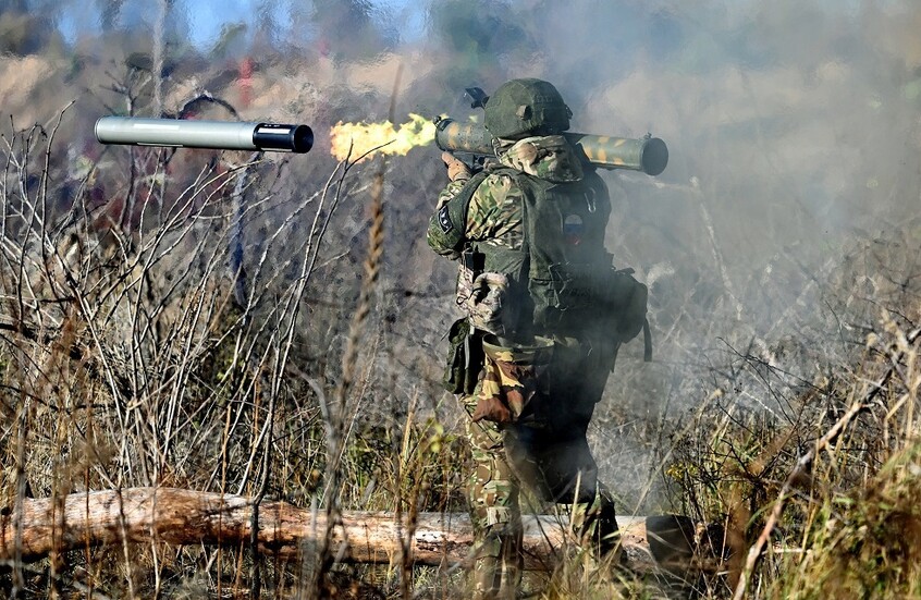 جندي روسي يأسر 8 جنود أوكرانيين بمفرده في دونباس