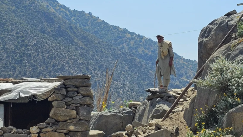 الدفاع الأفغانية: غارات باكستان أوقعت عشرات القتلى وسنرد بالوقت المناسب