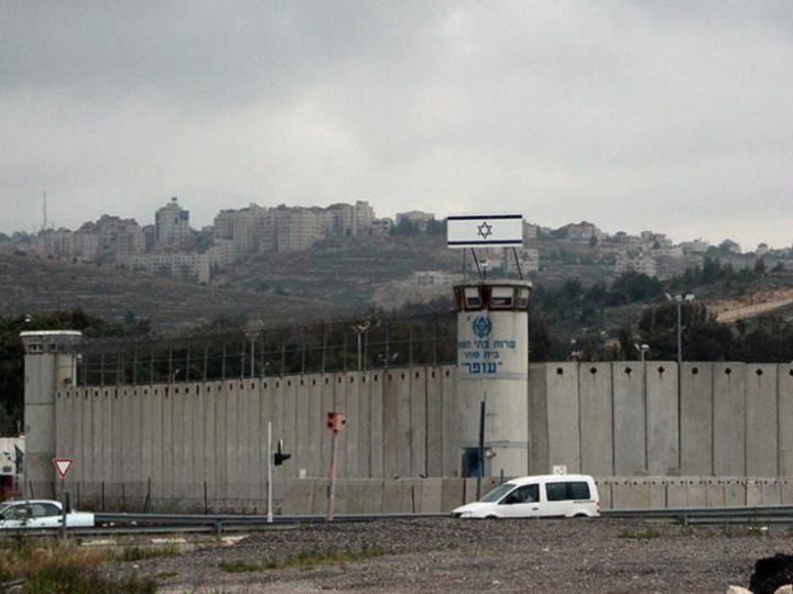 سجن عوفر الإسرائيلي يحرم الأسرى الفلسطينيين من الأذان والصيام مع بداية رمضان