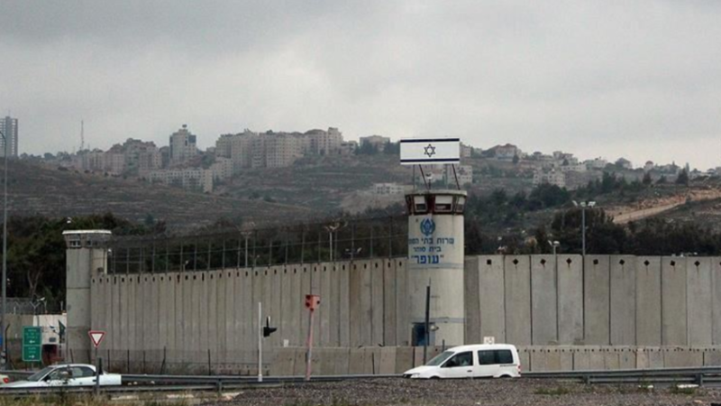 سجن عوفر الإسرائيلي يحرم الأسرى الفلسطينيين من الأذان والصيام مع بداية رمضان