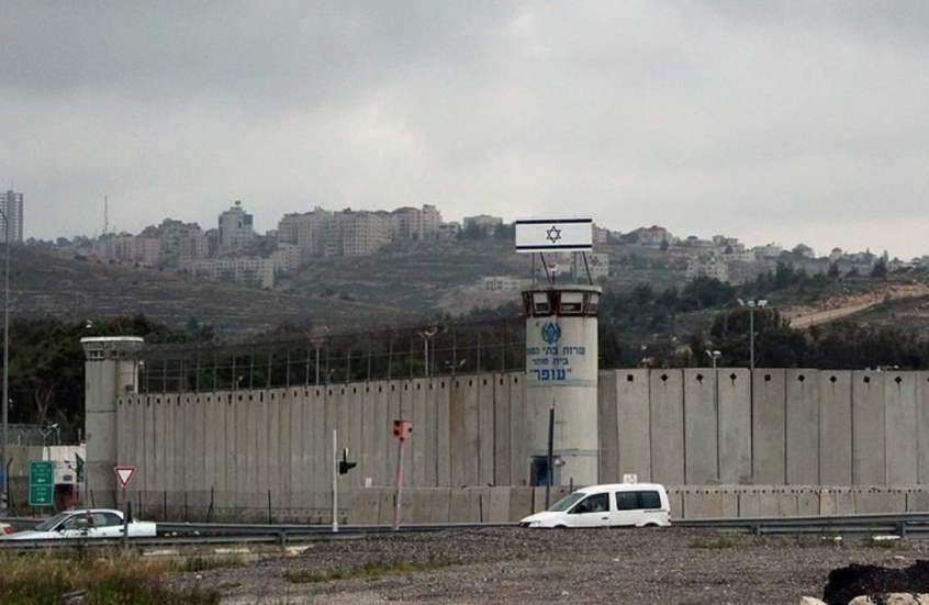 سجن عوفر الإسرائيلي يحرم الأسرى الفلسطينيين من الأذان والصيام مع بداية رمضان