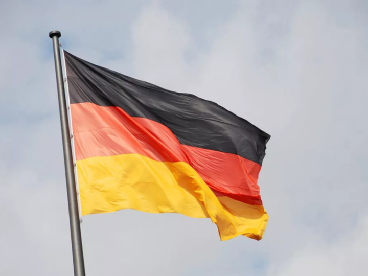 وزير داخلية ألمانيا يقترح إلغاء حظر العمل على اللاجئين