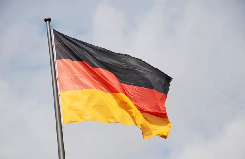 وزير داخلية ألمانيا يقترح إلغاء حظر العمل على اللاجئين