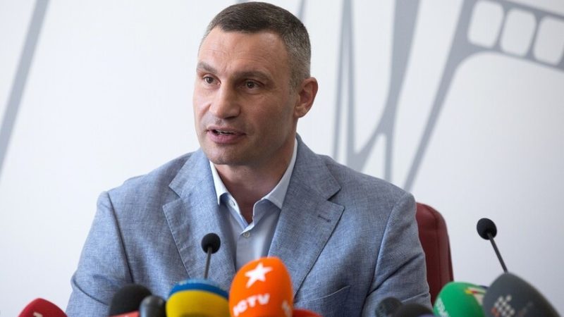 عمدة كييف يغرق في صمت عميق قبيل الرد على سؤال حول مدى ثقته بترامب