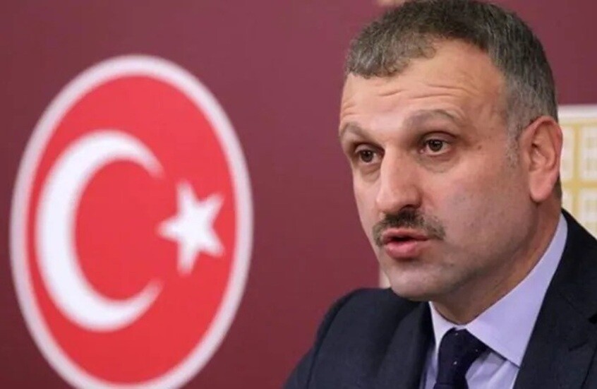 مستشار أردوغان يهاجم مطربة شهيرة وصفت تركيا بـ “دولة يتضور فيها الأطفال جوعا”