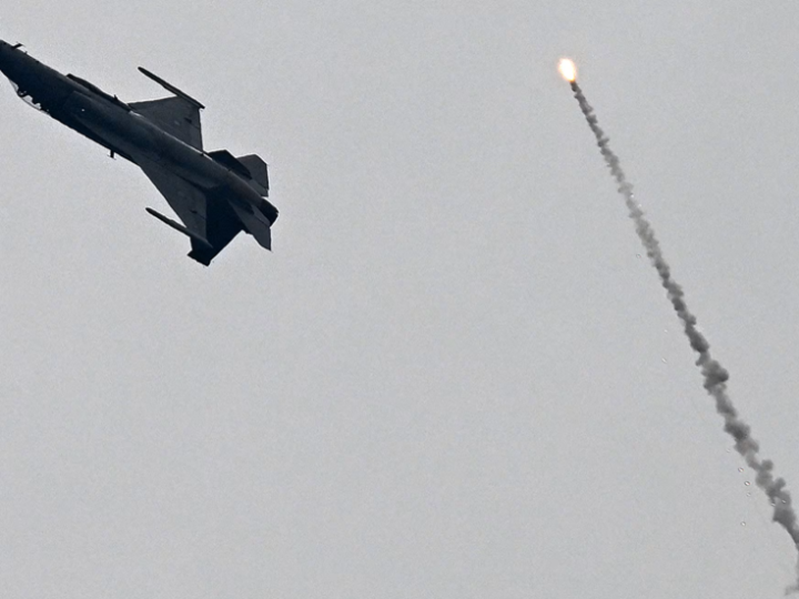 الجيش الباكستاني يعلن تصفية 70 مسلحا على الأقل في ضربات على طول الحدود مع أفغانستان وكابل ترد