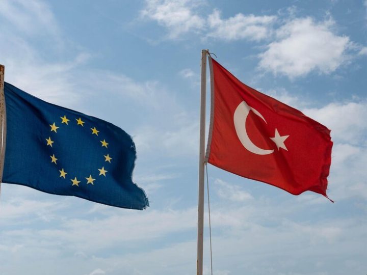 إعلامي تركي: الأوروبيون يدركون أن حضارتهم على حافة الانهيار