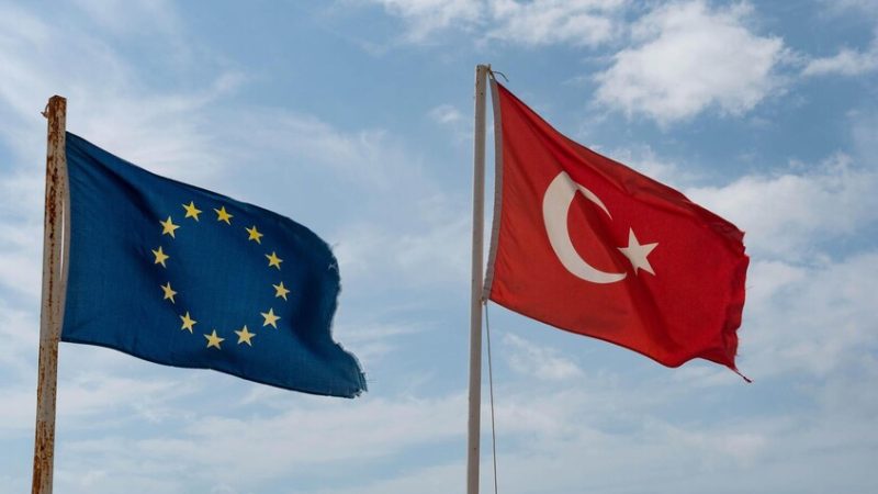 إعلامي تركي: الأوروبيون يدركون أن حضارتهم على حافة الانهيار