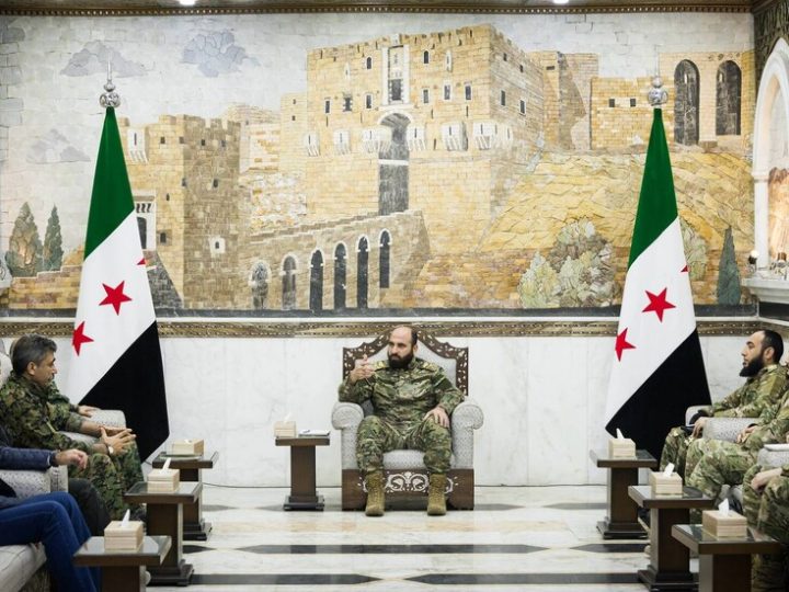 سوريا.. رئيس الأركان العامة يبحث مع وفد من “قسد” خطوات دمج قواتها في الجيش (صور)