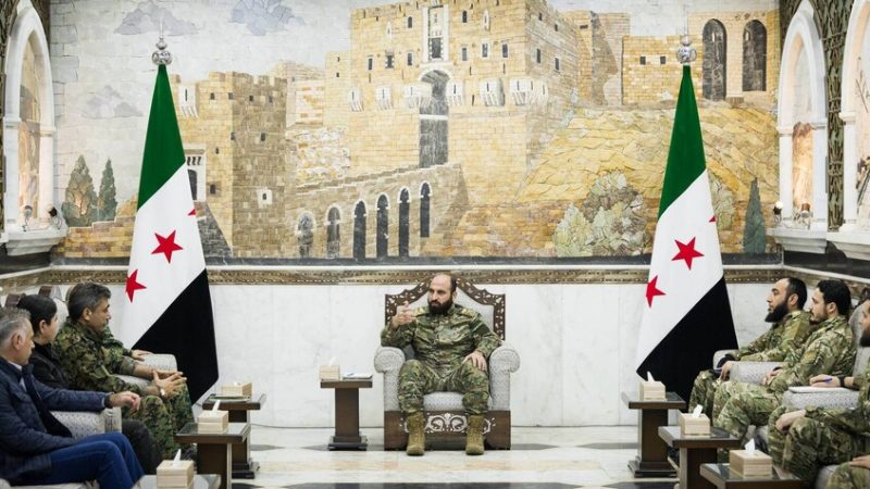 سوريا.. رئيس الأركان العامة يبحث مع وفد من “قسد” خطوات دمج قواتها في الجيش (صور)