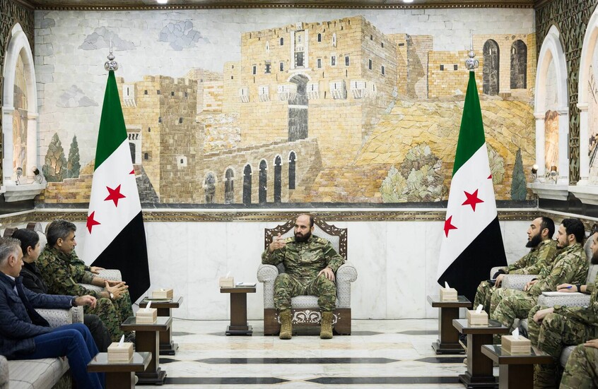 سوريا.. رئيس الأركان العامة يبحث مع وفد من “قسد” خطوات دمج قواتها في الجيش (صور)
