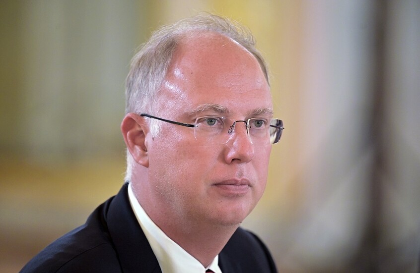 دميترييف يصف تعليق صورة الأمير أندرو السابق في متحف اللوفر بأنه أفول التاج البريطاني