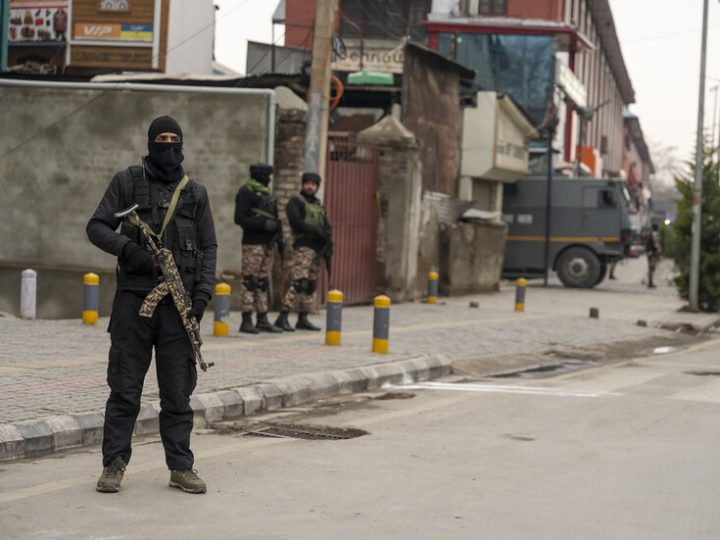الجيش الهندي يعلن مقتل 3 مشتبه بهم بالتمرد في اشتباكات مسلحة بكشمير