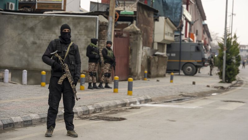 الجيش الهندي يعلن مقتل 3 مشتبه بهم بالتمرد في اشتباكات مسلحة بكشمير
