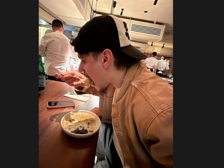 كيركيز ردا على مزاح زميله صلاح: “كأنني في أول أيام رمضان” (صورة)