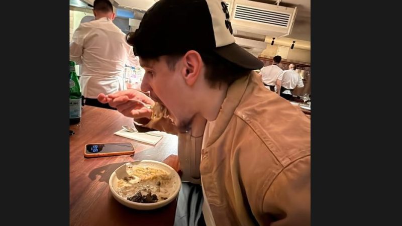 كيركيز ردا على مزاح زميله صلاح: “كأنني في أول أيام رمضان” (صورة)