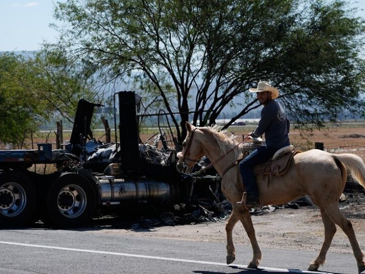 شاهد.. هروب لاعبات من مباراة بعد سماع انفجارات