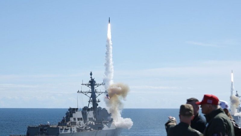 قائد سابق في حلف “الناتو” يحدد ثلاثة سيناريوهات لهجوم أمريكي محتمل على إيران