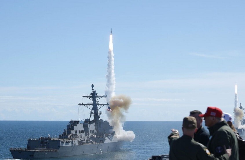 قائد سابق في حلف “الناتو” يحدد ثلاثة سيناريوهات لهجوم أمريكي محتمل على إيران