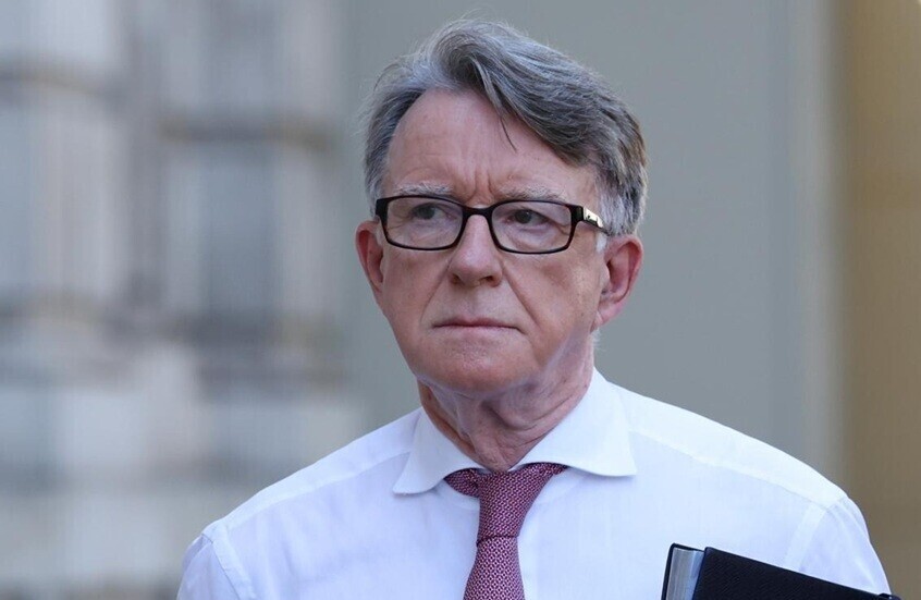 بريطانيا.. الإفراج عن السفير البريطاني السابق بيتر ماندلسون بكفالة بعد اعتقاله بإطار قضية إبستين