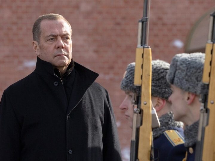 مدفيديف:  ستضطر روسيا لاستخدام السلاح النووي حال سلمت بريطانيا وفرنسا تكنولوجيا نووية لكييف