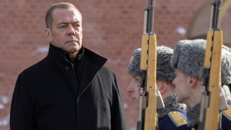 مدفيديف:  ستضطر روسيا لاستخدام السلاح النووي حال سلمت بريطانيا وفرنسا تكنولوجيا نووية لكييف