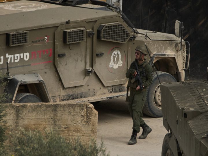 إسرائيل تستدعي مسؤولين أمنيين من الخارج وترفع حالة التأهب تحسبا لمواجهة محتملة مع إيران