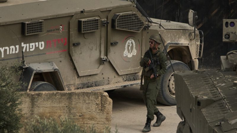 إسرائيل تستدعي مسؤولين أمنيين من الخارج وترفع حالة التأهب تحسبا لمواجهة محتملة مع إيران