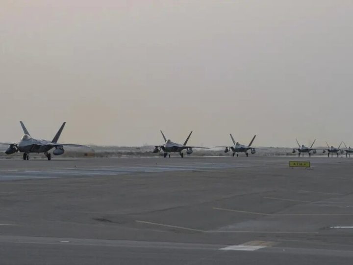 تحسبا للتطورات مع إيران.. هبوط 12 مقاتلة “إف 22” أمريكية في قاعدة جوية جنوب إسرائيل