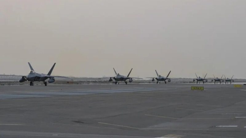 تحسبا للتطورات مع إيران.. هبوط 12 مقاتلة “إف 22” أمريكية في قاعدة جوية جنوب إسرائيل