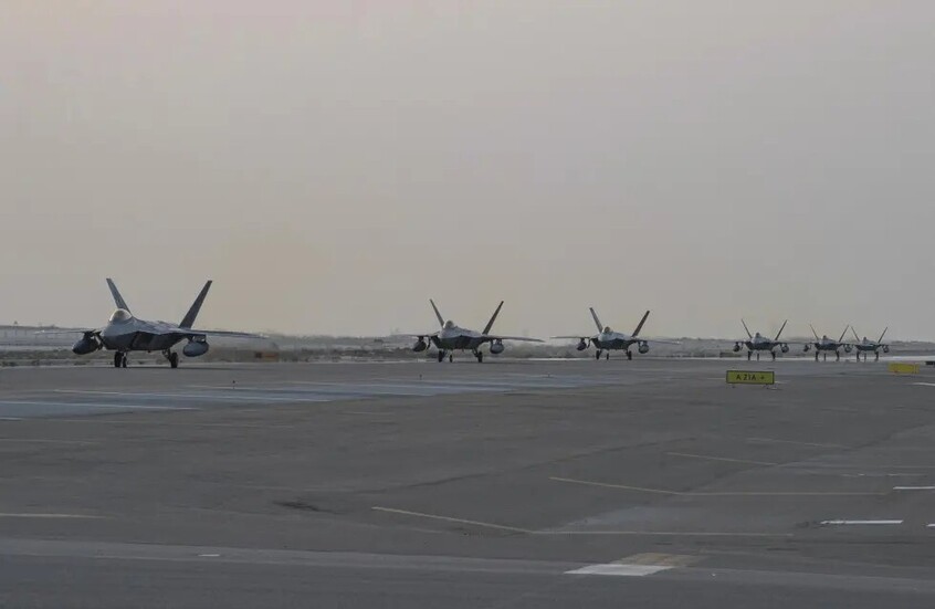 تحسبا للتطورات مع إيران.. هبوط 12 مقاتلة “إف 22” أمريكية في قاعدة جوية جنوب إسرائيل