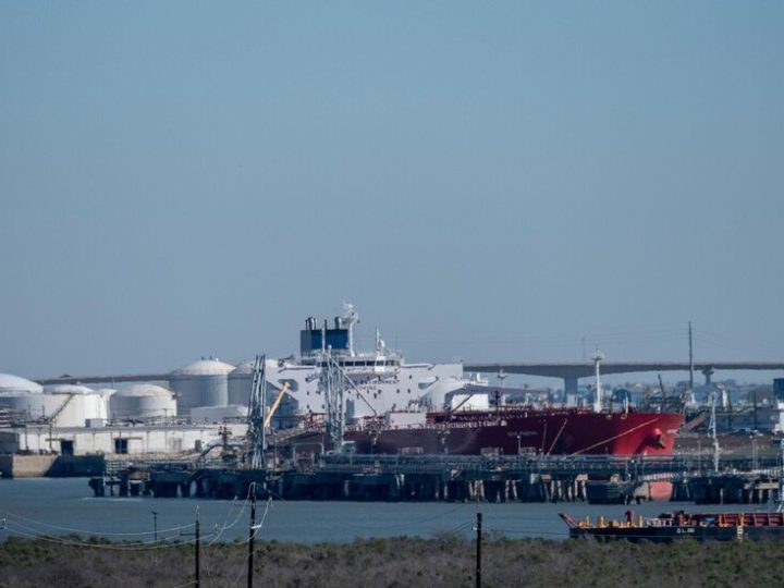 الخارجية الأمريكية: نعتزم إعادة النفط الفنزويلي إلى السوق للضغط على روسيا