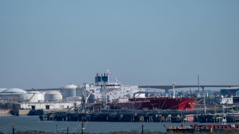 الخارجية الأمريكية: نعتزم إعادة النفط الفنزويلي إلى السوق للضغط على روسيا