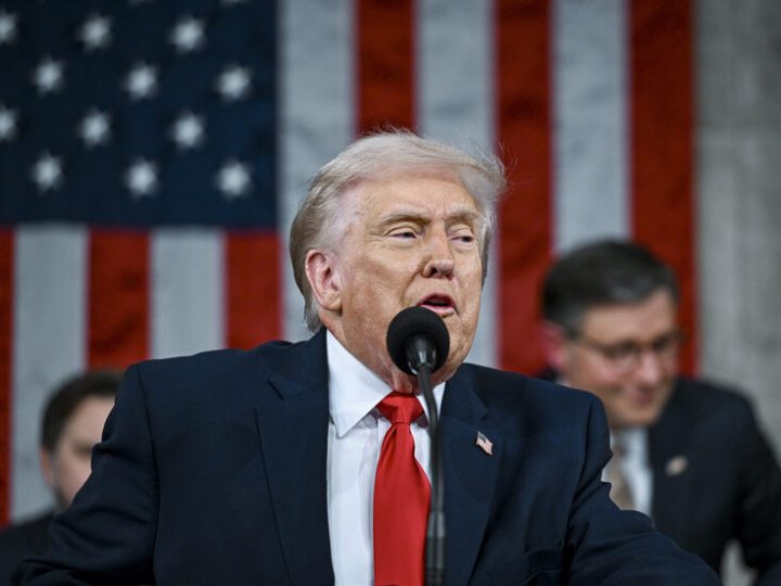 ترامب: إيران تريد اتفاقا أكثر مني لتجنب الضربة الأمريكية